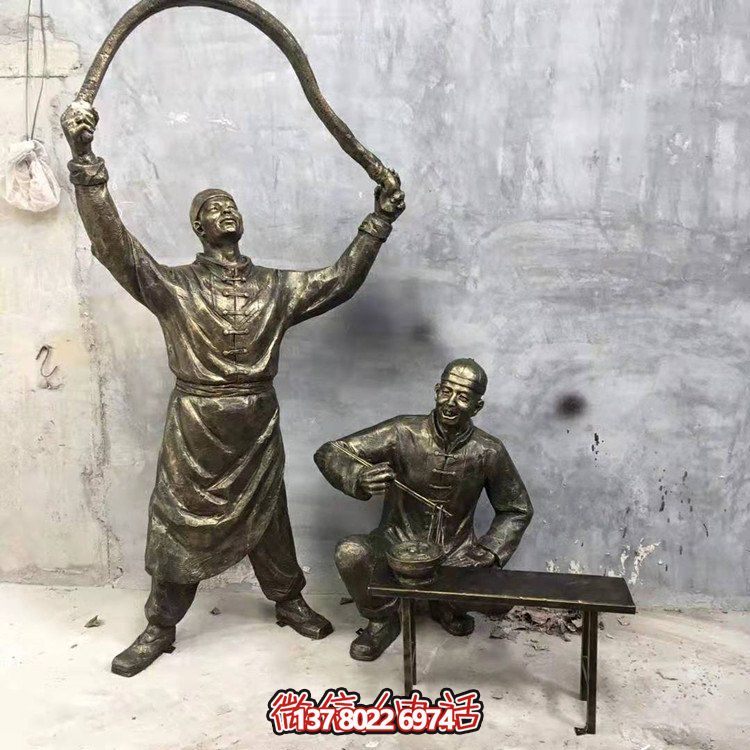 仿銅人物雕塑，裝點現代城市街道