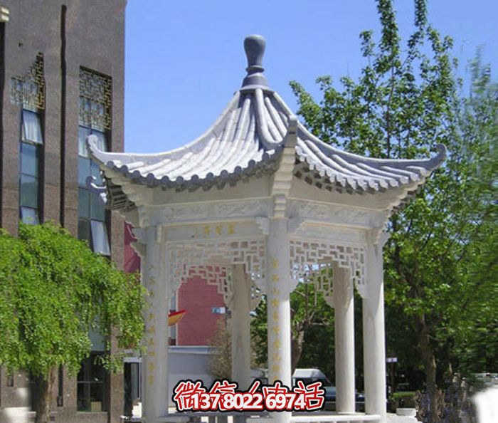 精美漢白玉鏤空涼亭，為校園休息區提供清涼休息空間