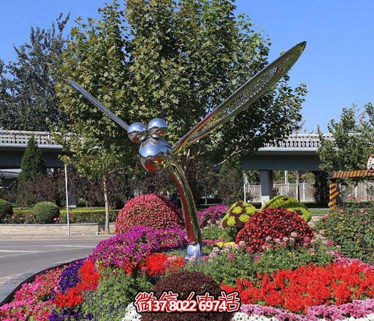 大型不銹鋼蜻蜓雕塑，給城市花園添彩