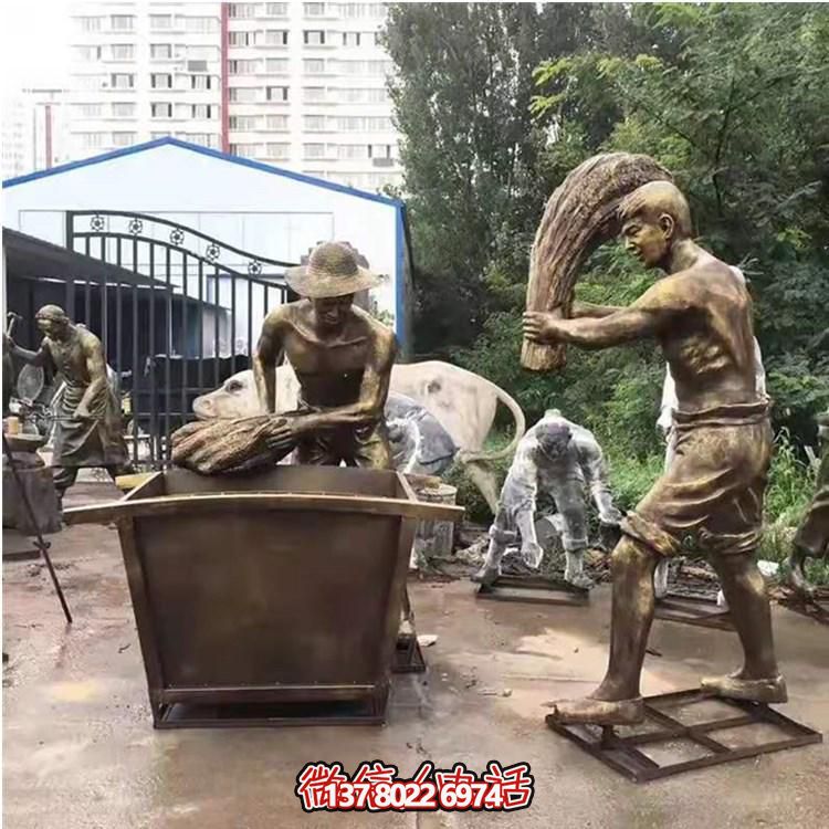 玻璃鋼仿銅農(nóng)耕人物雕塑，美化戶外景區(qū)