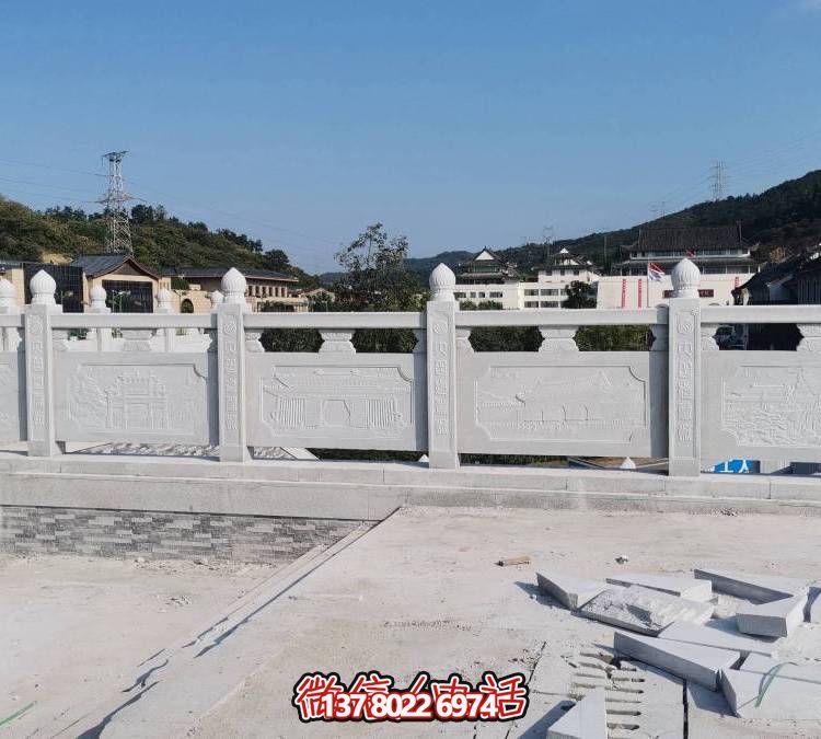 精美大理石雕塑，飾以圍欄的戶外河道裝飾