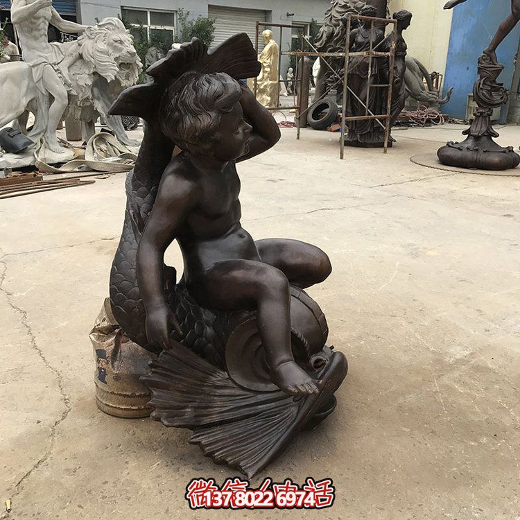 創意銅雕魚坐椅，讓兒童享受景觀之美