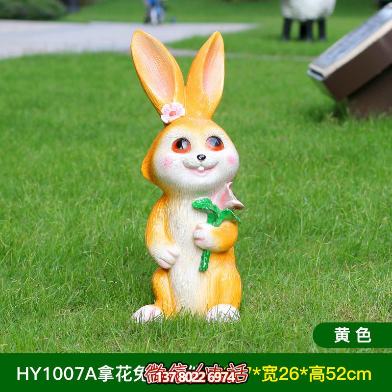 黃色樹脂兔子雕塑，室內擺放只有一個