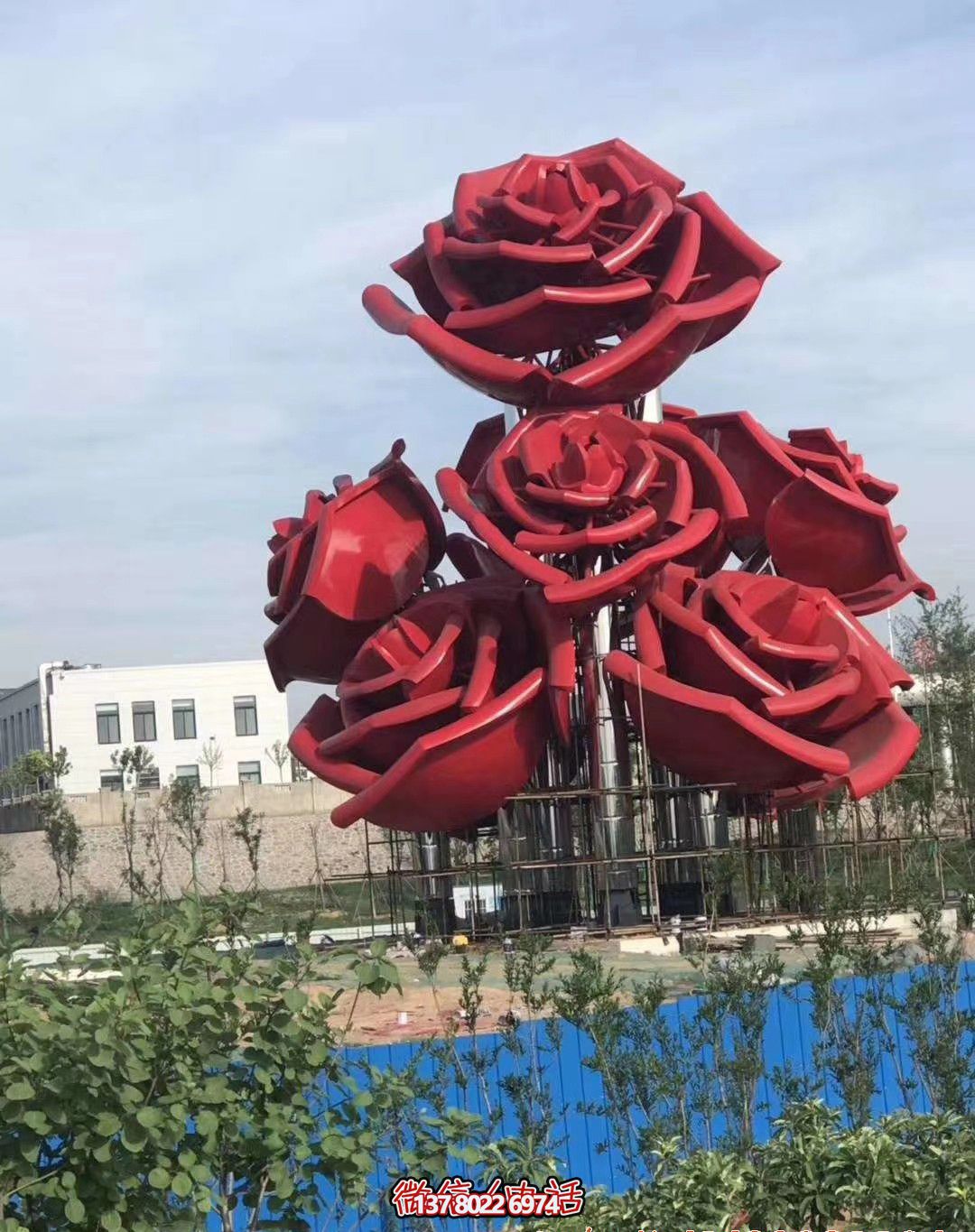 紅色玫瑰不銹鋼創(chuàng)意雕塑——美化廣場，增添驚喜