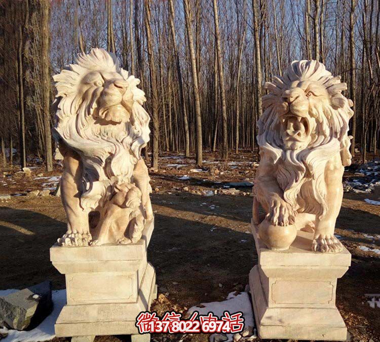 紅色獅子雕塑，欣賞絕美晚霞
