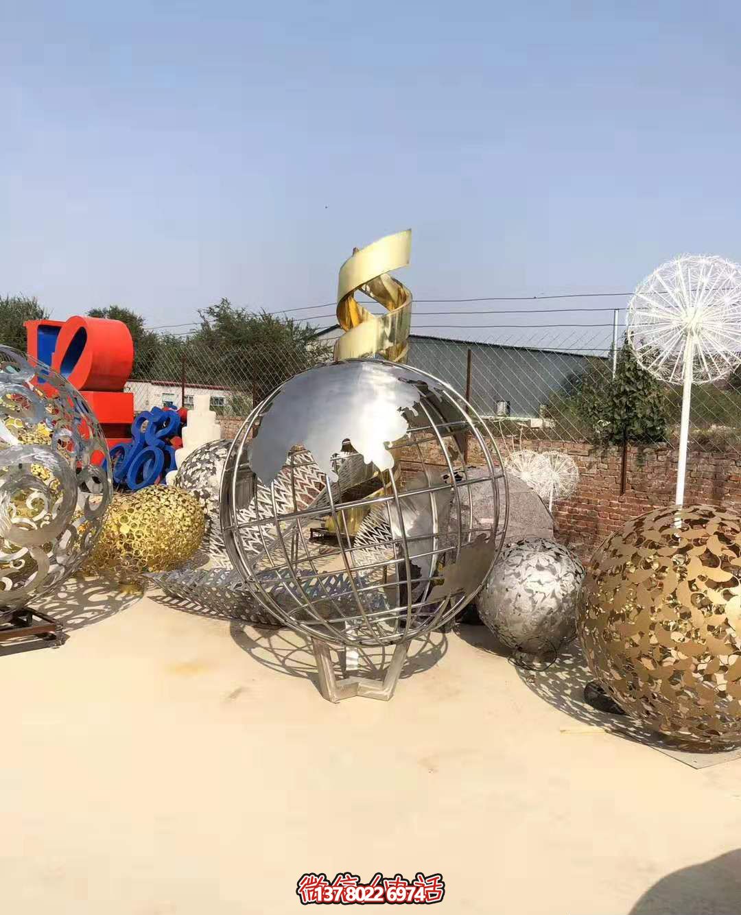 不銹鋼拋光地球儀雕塑，營造公園游樂場氛圍