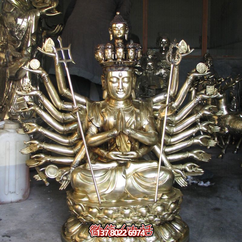 鎏金菩薩雕塑，供奉觀音祈福