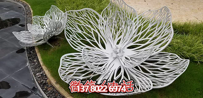 不銹鋼蓮花雕塑，鐵藝裝點戶外廣場