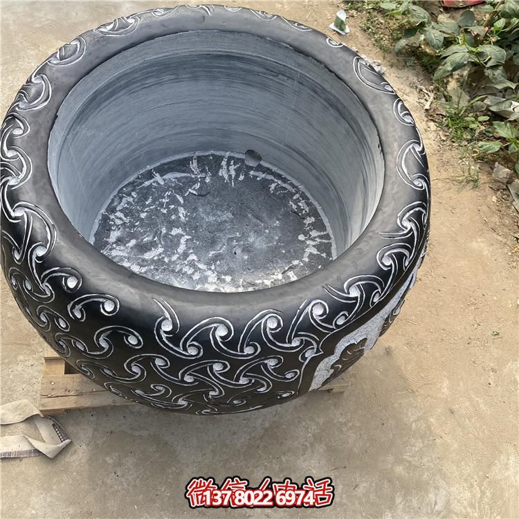 仿古大理石浮雕花紋花盆，營造優雅庭院空間