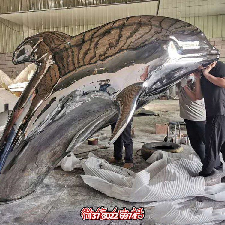 大型抽象鏡面不銹鋼鯨魚，展現室外精彩生活