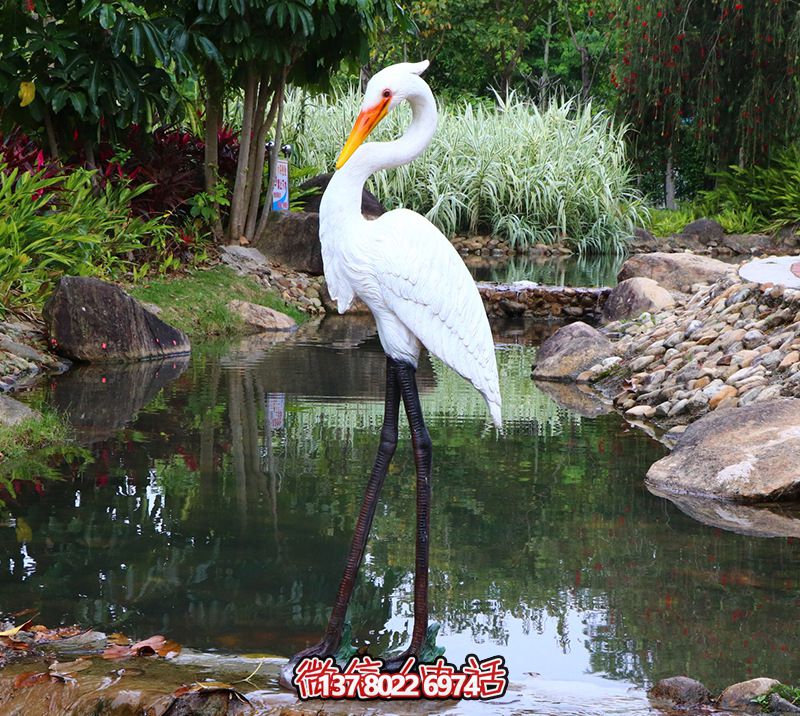 玻璃鋼彩繪創(chuàng)意站在池塘邊上的大長(zhǎng)腿仙鶴雕塑 玻璃鋼彩繪創(chuàng)意站在池塘邊上的大長(zhǎng)腿仙鶴雕塑