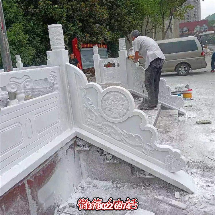 漢白玉旗臺(tái)欄板欄桿安裝，細(xì)節(jié)打磨處理